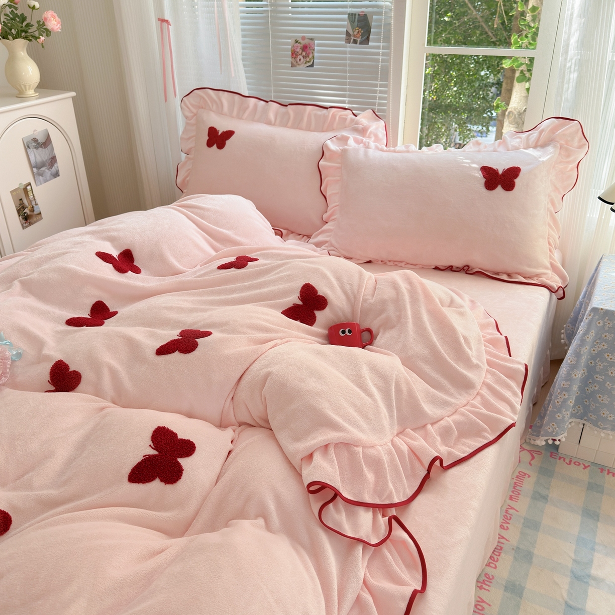 91家纺网 家纺一手货源 找家纺 典雅家纺 2025新款高克重牛奶绒毛巾绣系列四件套-蝶韵 蝶韵-樱花粉