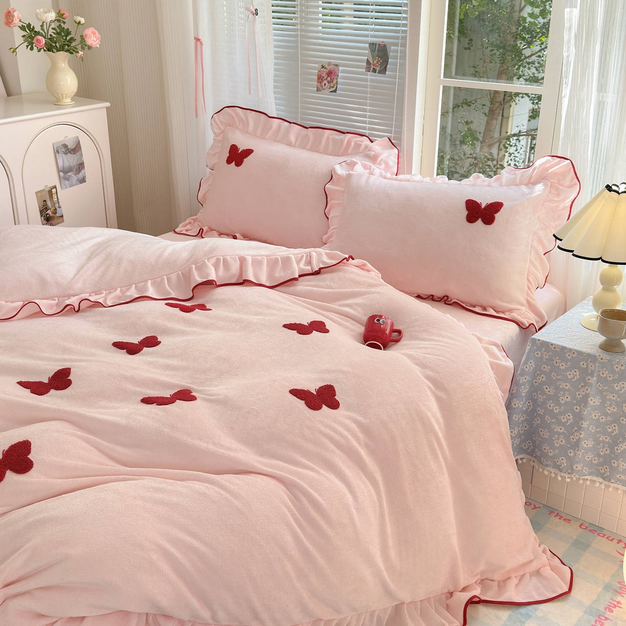 91家纺网 家纺一手货源 找家纺 典雅家纺 2025新款高克重牛奶绒毛巾绣系列四件套-蝶韵 蝶韵-樱花粉