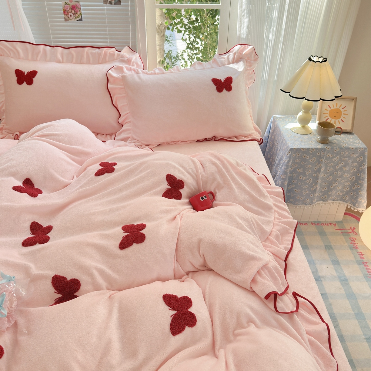 91家纺网 家纺一手货源 找家纺 典雅家纺 2025新款高克重牛奶绒毛巾绣系列四件套-蝶韵 蝶韵-樱花粉