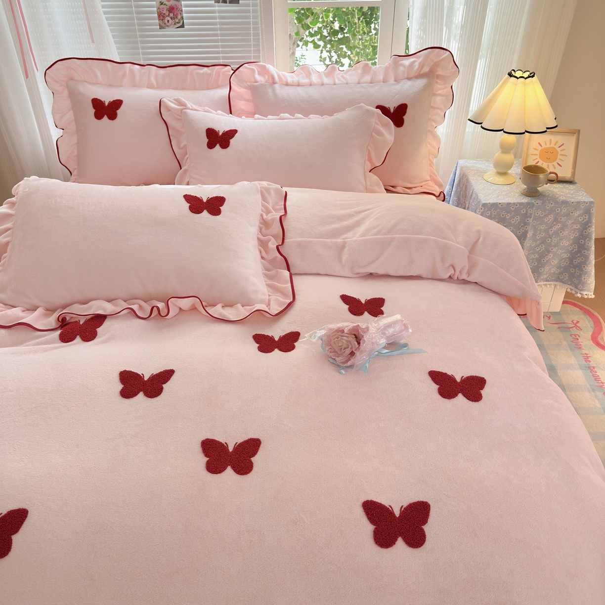 91家纺网 家纺一手货源 找家纺 典雅家纺 2025新款高克重牛奶绒毛巾绣系列四件套-蝶韵 蝶韵-樱花粉