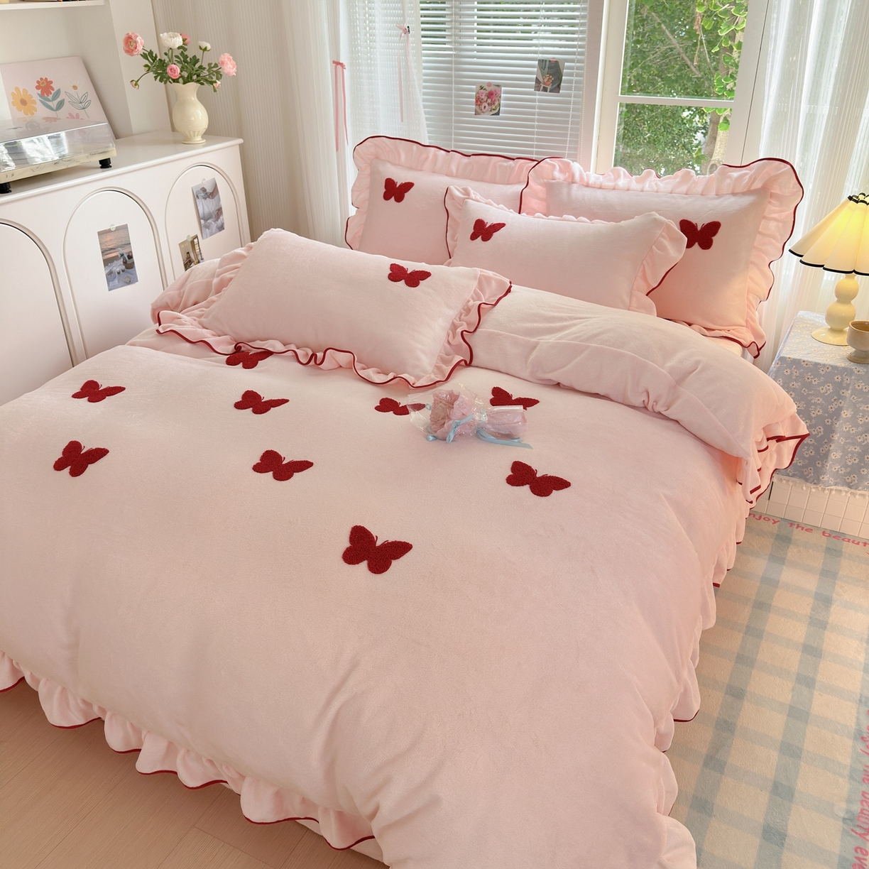 91家纺网 家纺一手货源 找家纺 典雅家纺 2025新款高克重牛奶绒毛巾绣系列四件套-蝶韵 蝶韵-樱花粉