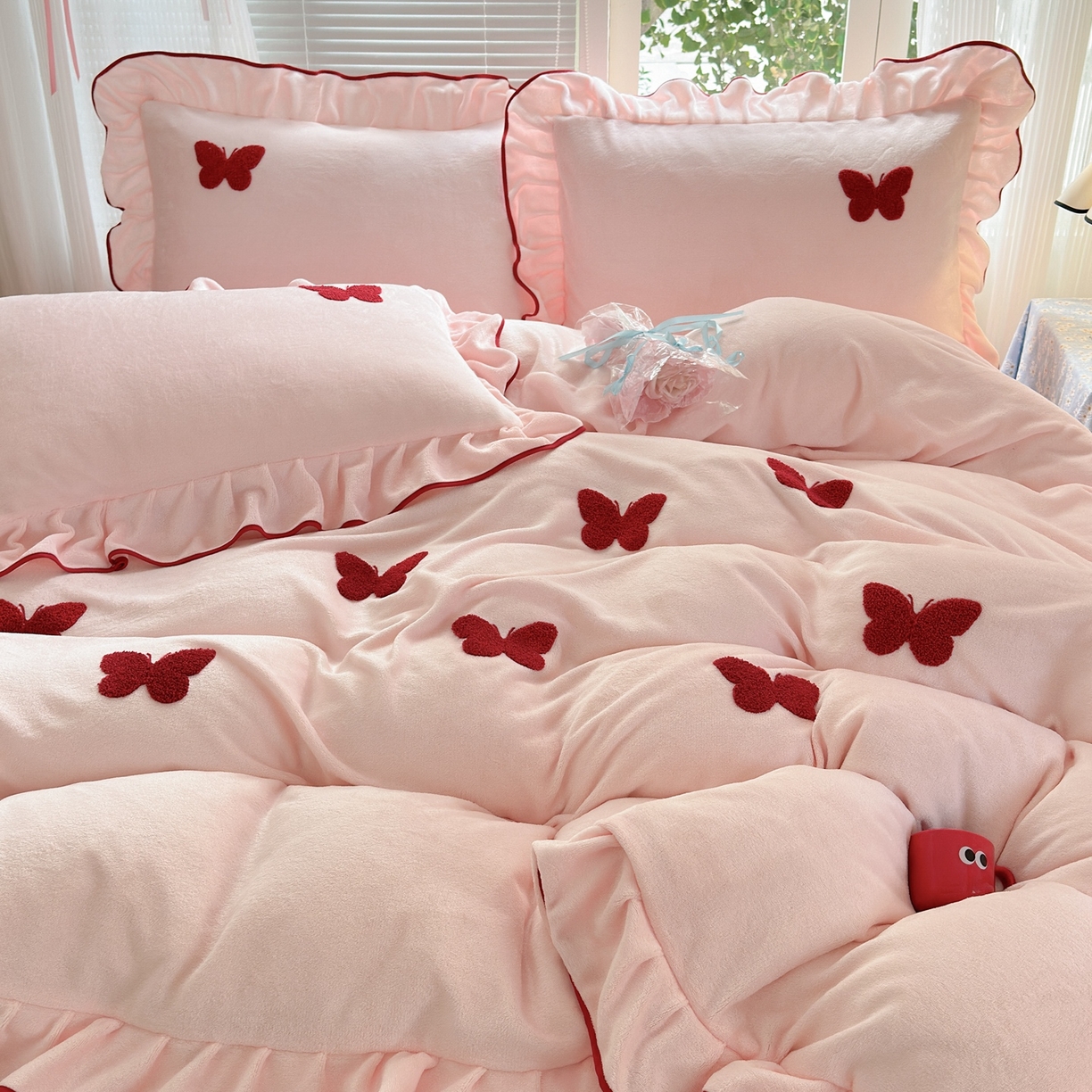 91家纺网 家纺一手货源 找家纺 典雅家纺 2025新款高克重牛奶绒毛巾绣系列四件套-蝶韵 蝶韵-樱花粉