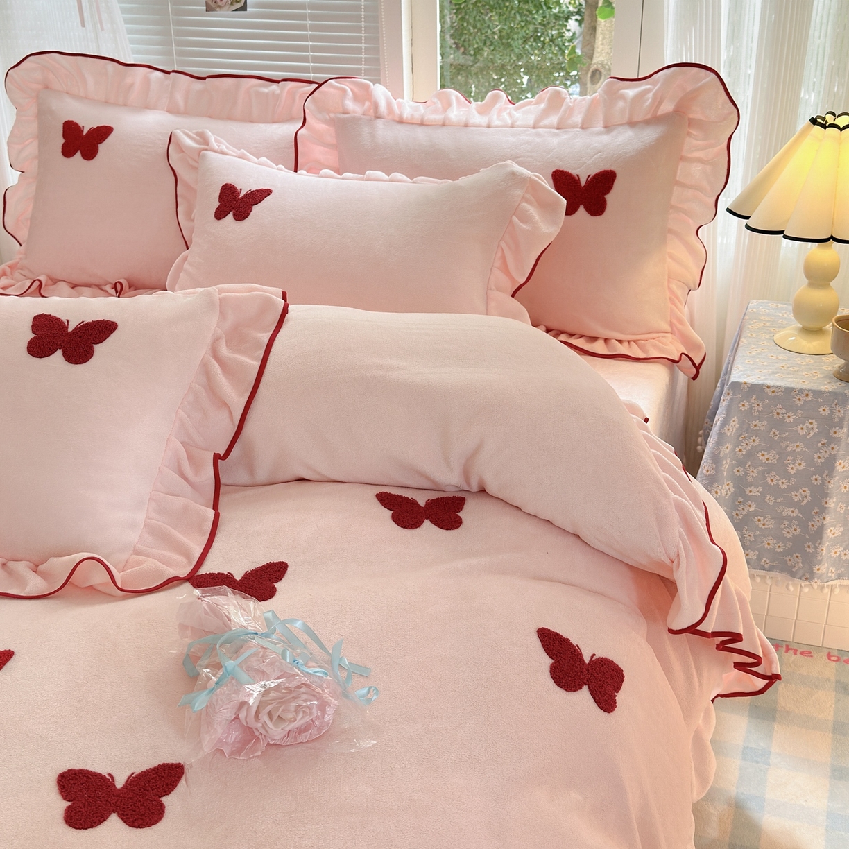 91家纺网 家纺一手货源 找家纺 典雅家纺 2025新款高克重牛奶绒毛巾绣系列四件套-蝶韵 蝶韵-樱花粉