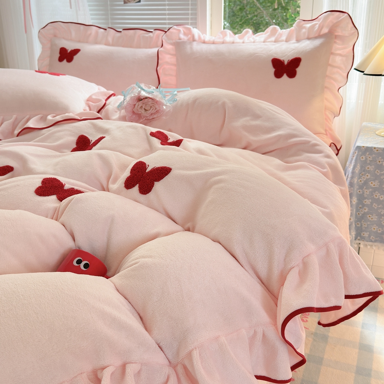 91家纺网 家纺一手货源 找家纺 典雅家纺 2025新款高克重牛奶绒毛巾绣系列四件套-蝶韵 蝶韵-樱花粉