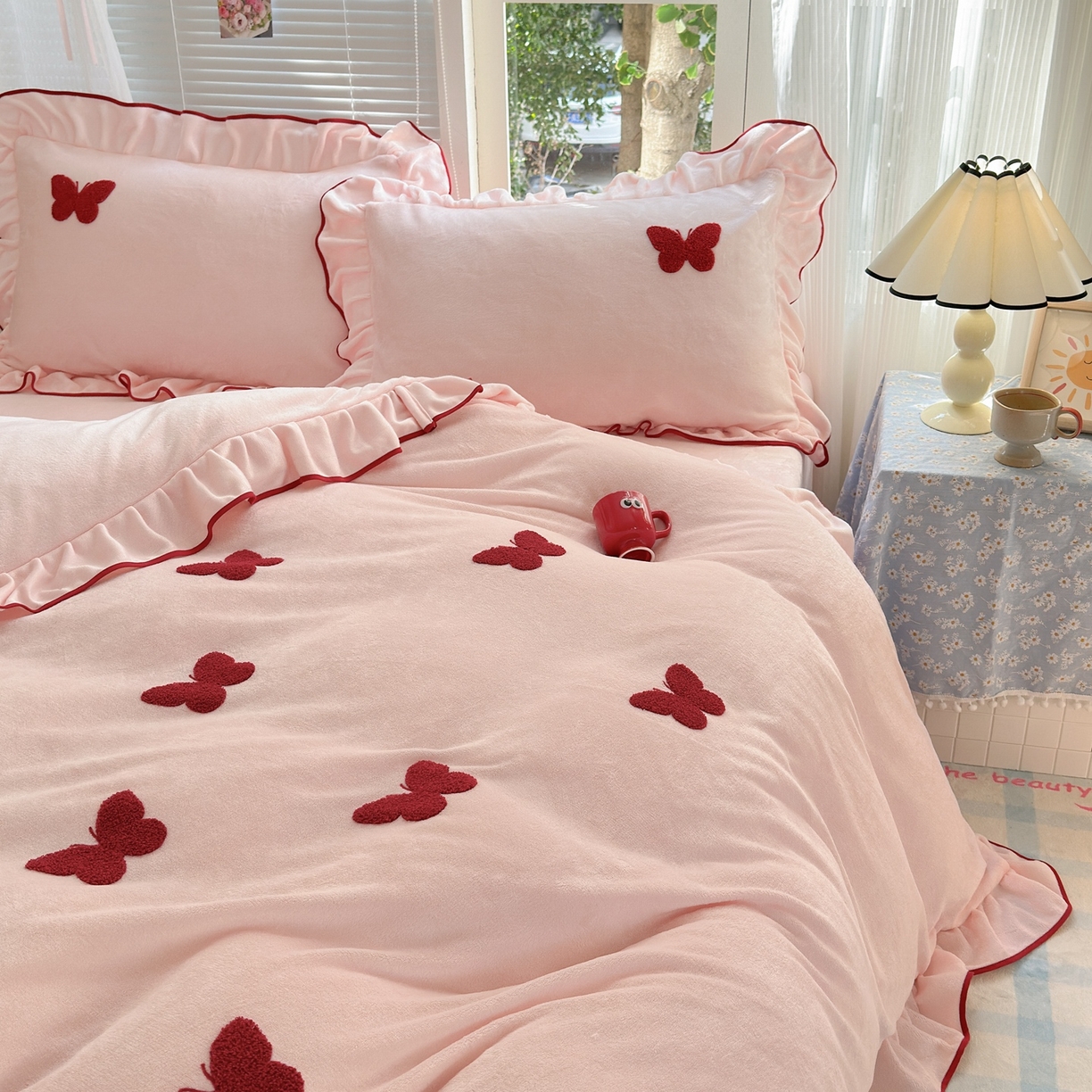 91家纺网 家纺一手货源 找家纺 典雅家纺 2025新款高克重牛奶绒毛巾绣系列四件套-蝶韵 蝶韵-樱花粉