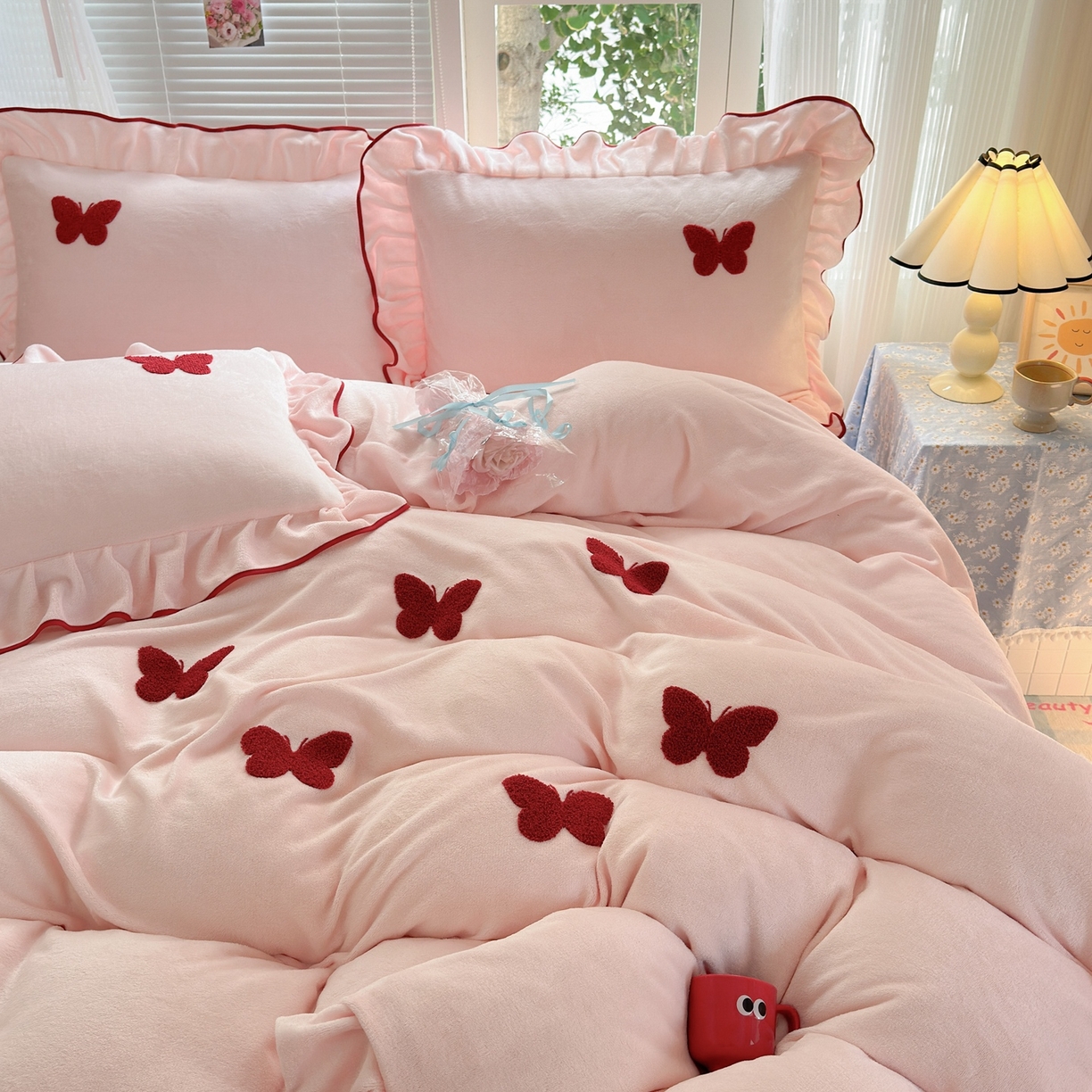 91家纺网 家纺一手货源 找家纺 典雅家纺 2025新款高克重牛奶绒毛巾绣系列四件套-蝶韵 蝶韵-樱花粉