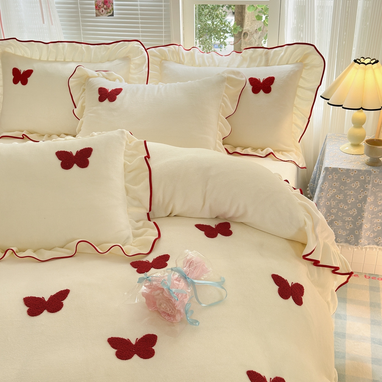 91家纺网 家纺一手货源 找家纺 典雅家纺 2025新款高克重牛奶绒毛巾绣系列四件套-蝶韵 蝶韵-奶油黄