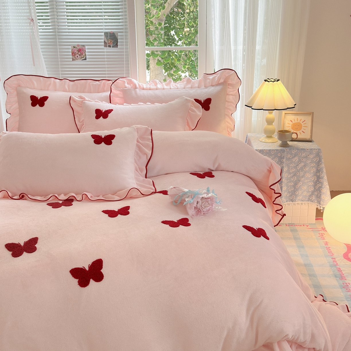 91家纺网 家纺一手货源 找家纺 典雅家纺 2025新款高克重牛奶绒毛巾绣系列四件套-蝶韵 蝶韵-樱花粉