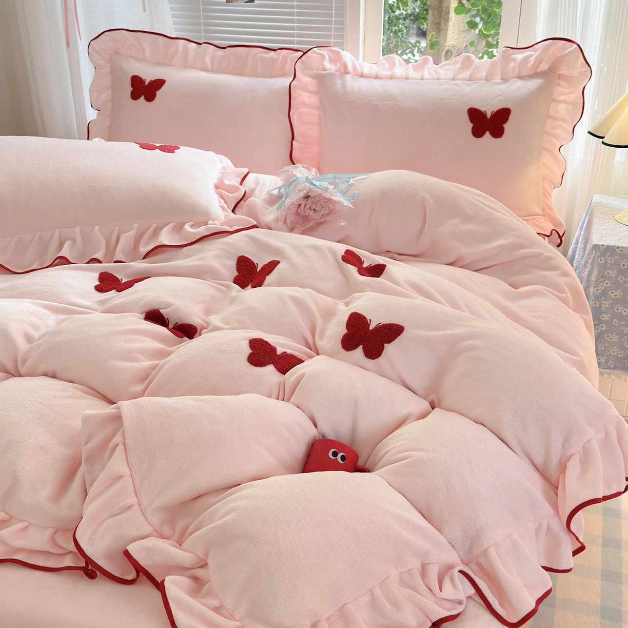 91家纺网 家纺一手货源 找家纺 典雅家纺 2025新款高克重牛奶绒毛巾绣系列四件套-蝶韵 蝶韵-樱花粉