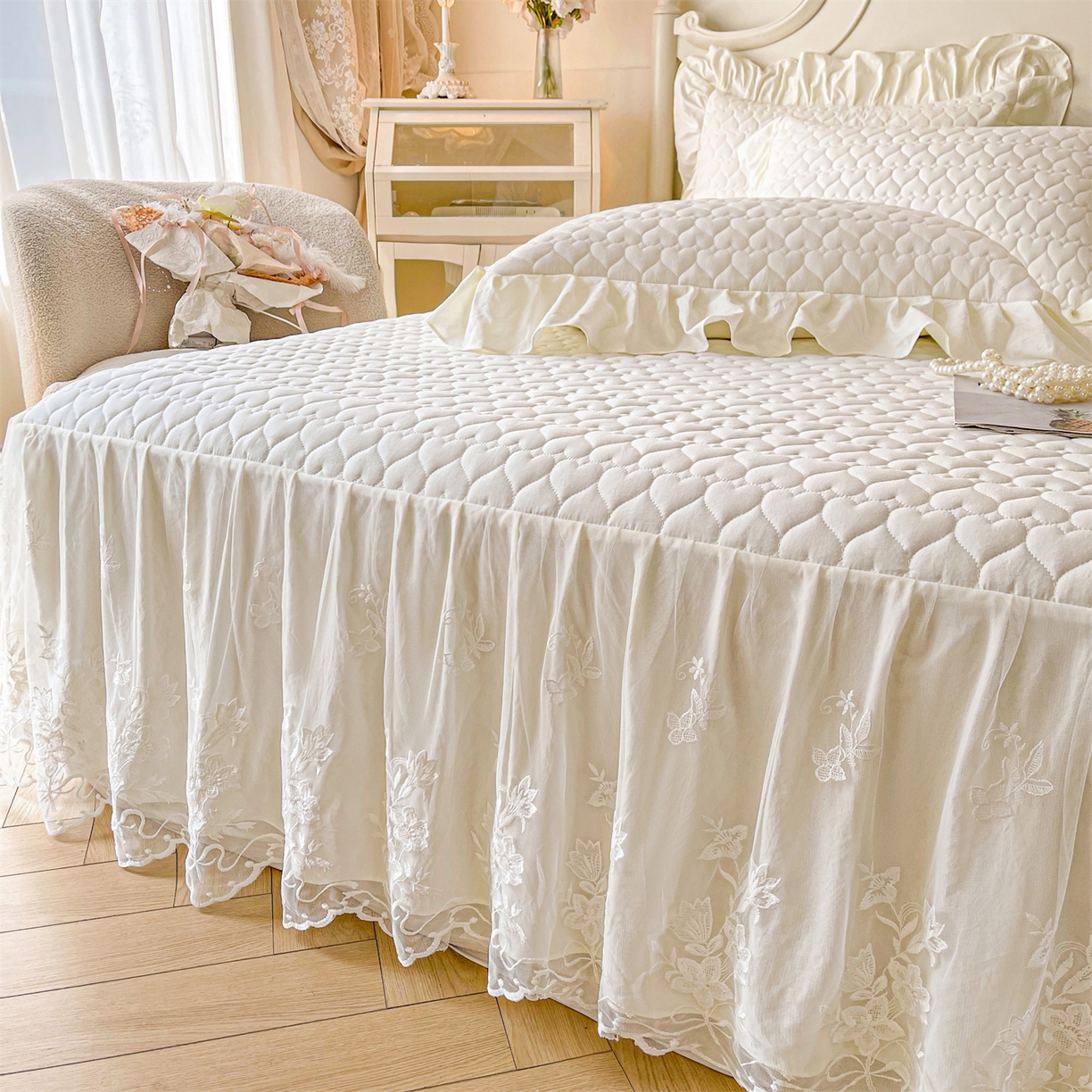 91家纺网 家纺一手货源 找家纺 好儿喜家纺 2025新款A类水洗棉床裙三件套-心语系列 心语-奶白