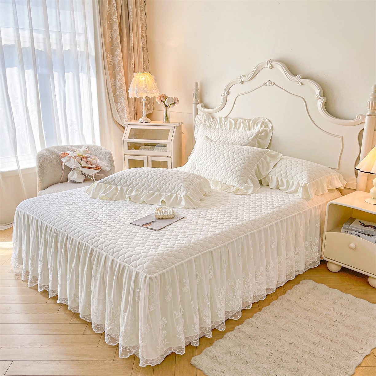 91家纺网 家纺一手货源 找家纺 好儿喜家纺 2025新款A类水洗棉床裙三件套-心语系列 心语-奶白