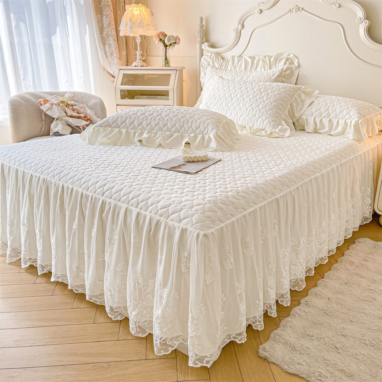 91家纺网 家纺一手货源 找家纺 好儿喜家纺 2025新款A类水洗棉床裙三件套-心语系列 心语-奶白