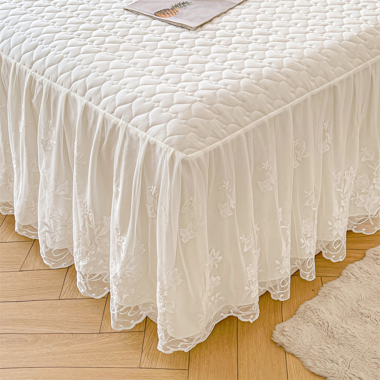 91家纺网 家纺一手货源 找家纺 好儿喜家纺 2025新款A类水洗棉床裙三件套-心语系列 心语-奶白