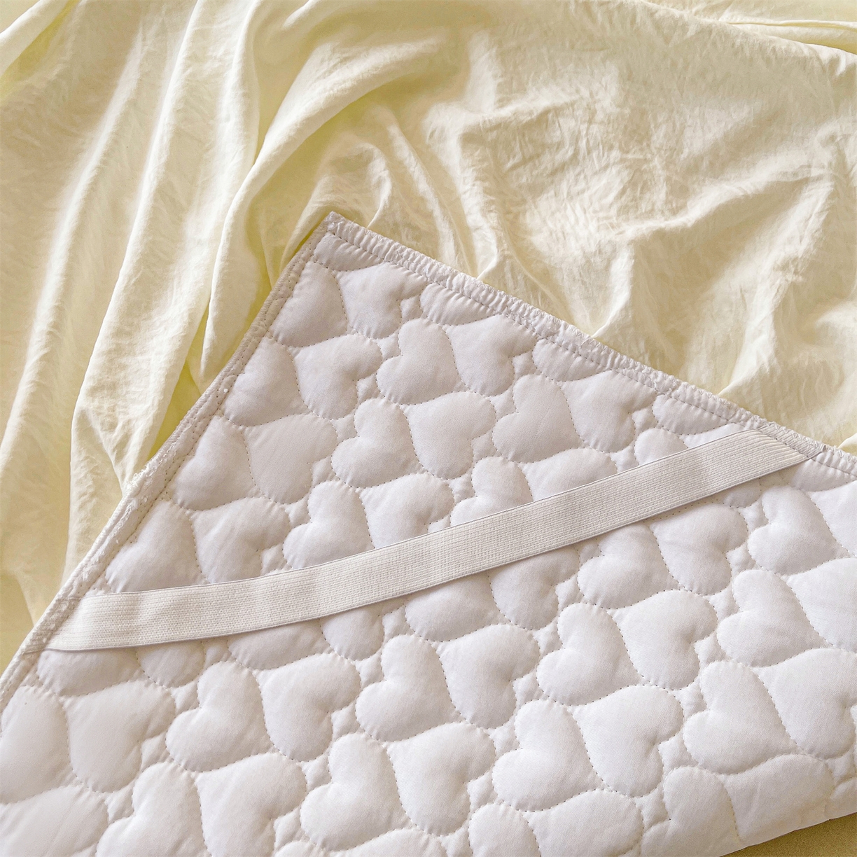 91家纺网 家纺一手货源 找家纺 好儿喜家纺 2025新款A类水洗棉床裙三件套-心语系列 心语-奶白