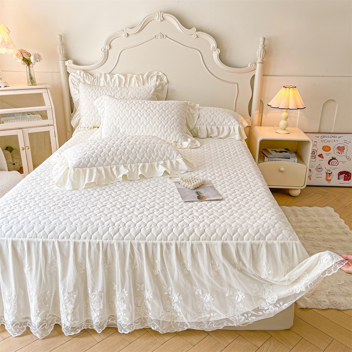 91家纺网 家纺一手货源 找家纺 好儿喜家纺 2025新款A类水洗棉床裙三件套-心语系列 心语-奶白