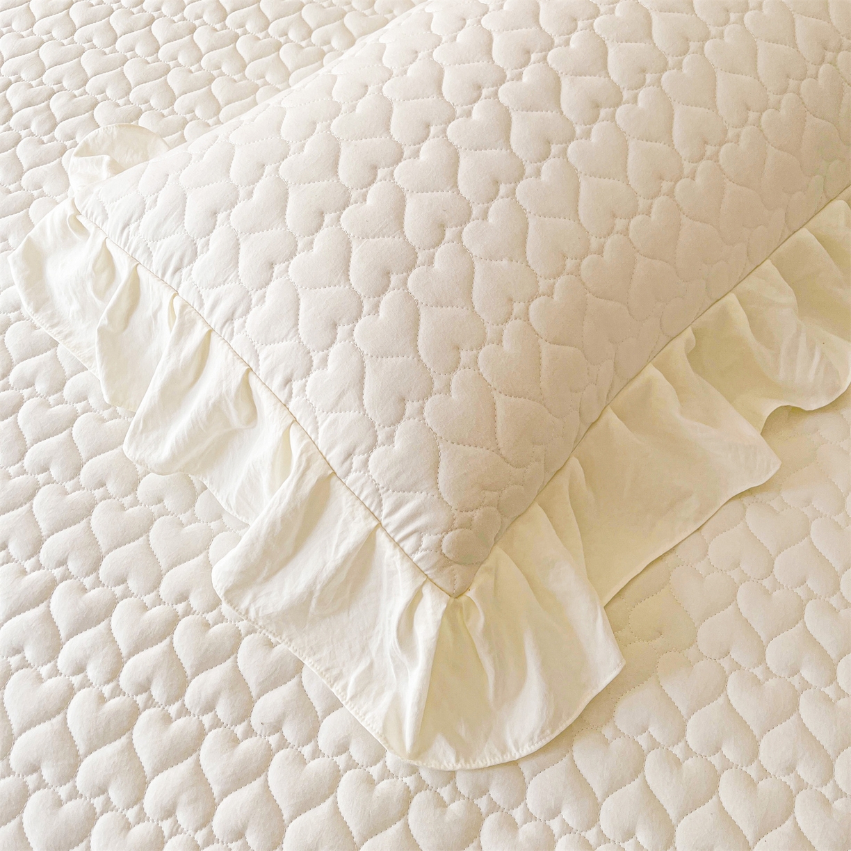 91家纺网 家纺一手货源 找家纺 好儿喜家纺 2025新款A类水洗棉床裙三件套-心语系列 心语-奶白