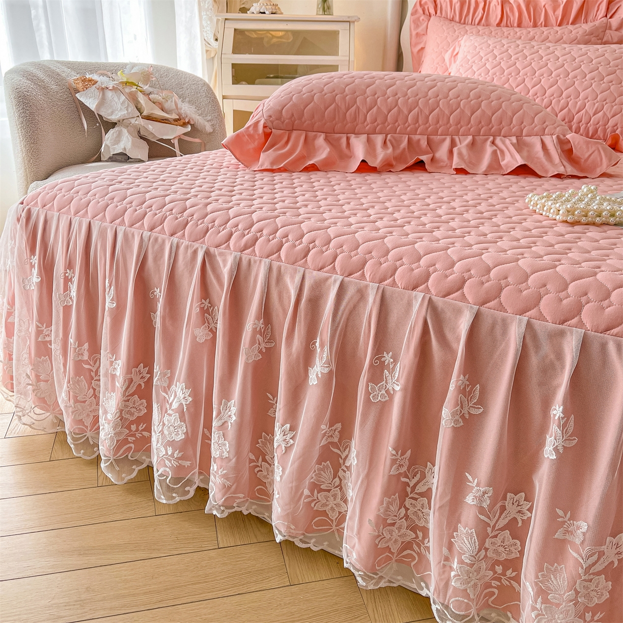 91家纺网 家纺一手货源 找家纺 好儿喜家纺 2025新款A类水洗棉床裙三件套-心语系列 心语-浅豆沙