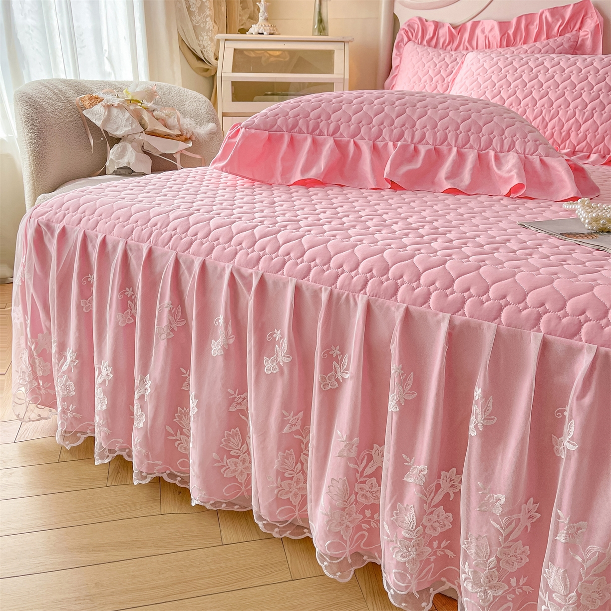 91家纺网 家纺一手货源 找家纺 好儿喜家纺 2025新款A类水洗棉床裙三件套-心语系列 心语-粉