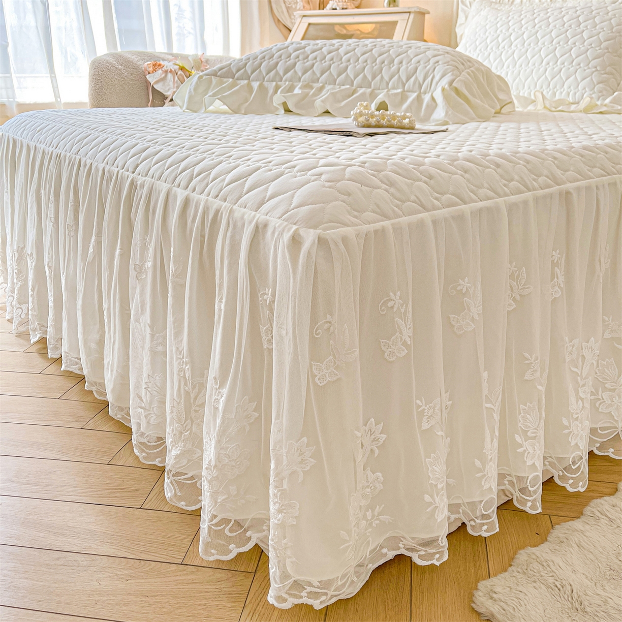 91家纺网 家纺一手货源 找家纺 好儿喜家纺 2025新款A类水洗棉床裙三件套-心语系列 心语-奶白