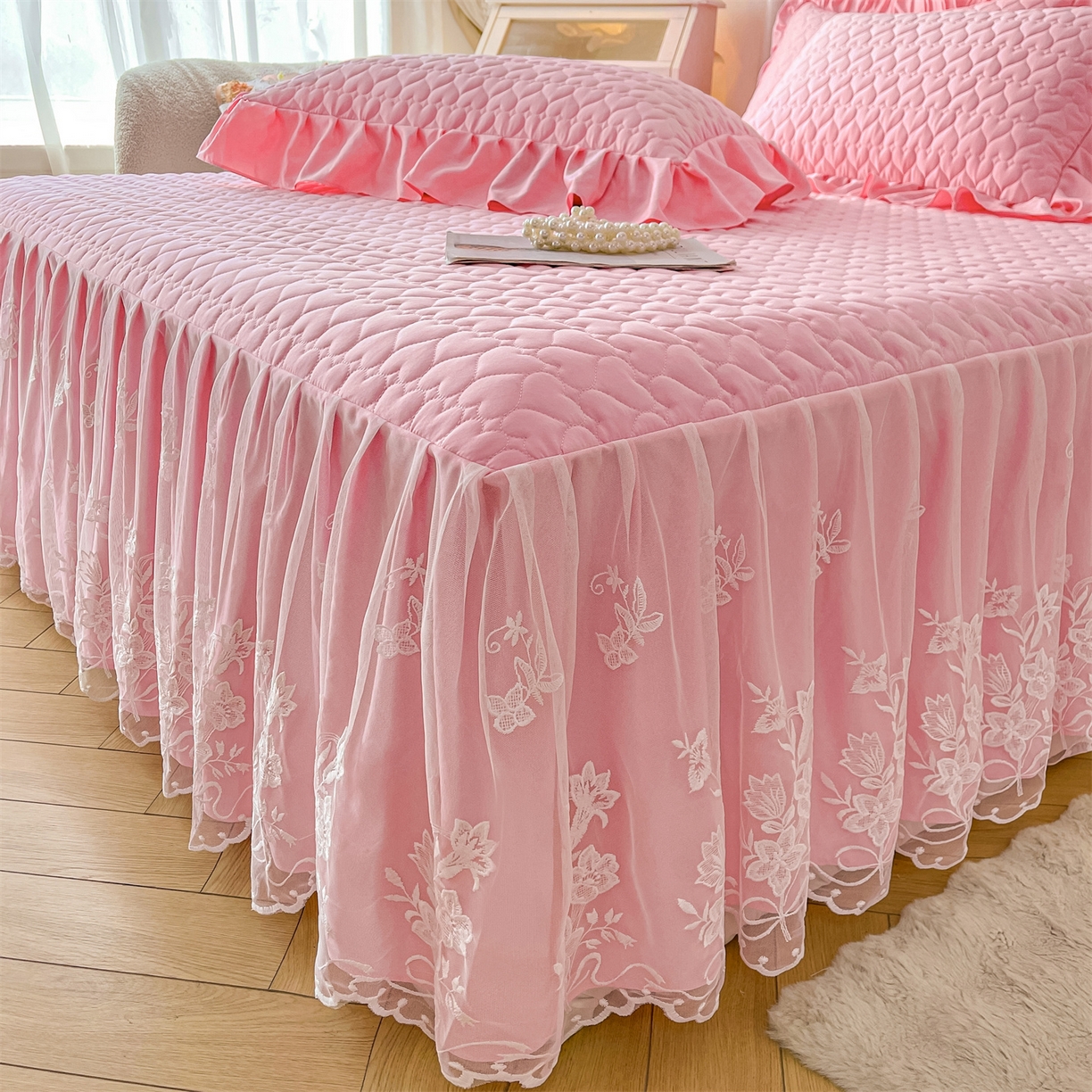 91家纺网 家纺一手货源 找家纺 好儿喜家纺 2025新款A类水洗棉床裙三件套-心语系列 心语-粉