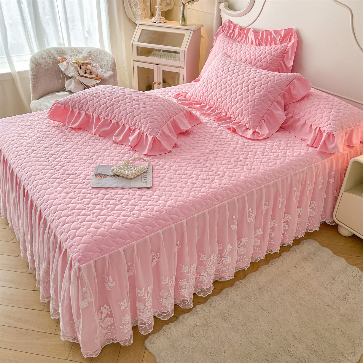 91家纺网 家纺一手货源 找家纺 好儿喜家纺 2025新款A类水洗棉床裙三件套-心语系列 心语-粉