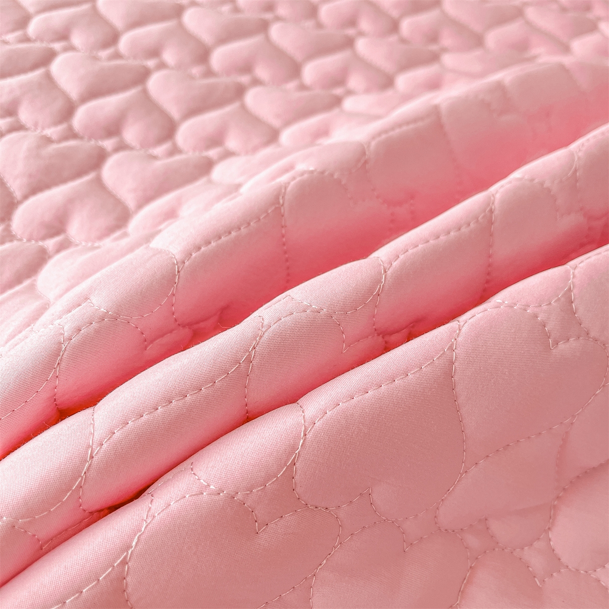 91家纺网 家纺一手货源 找家纺 好儿喜家纺 2025新款A类水洗棉床裙三件套-心语系列 心语-粉