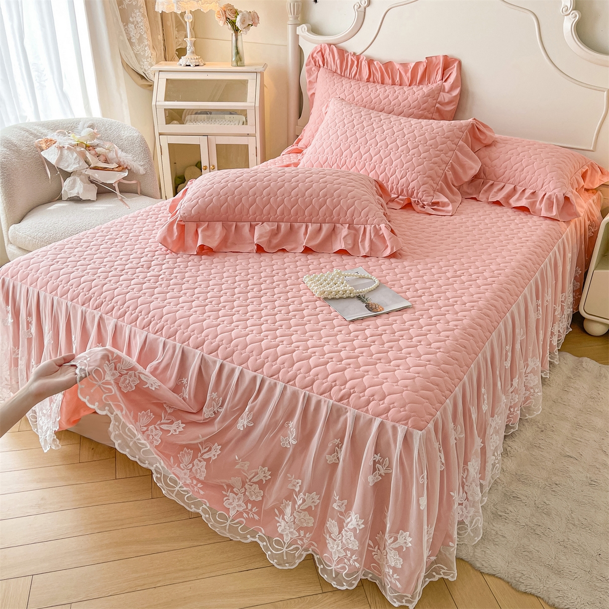 91家纺网 家纺一手货源 找家纺 好儿喜家纺 2025新款A类水洗棉床裙三件套-心语系列 心语-浅豆沙