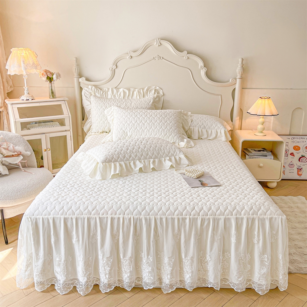 91家纺网 家纺一手货源 找家纺 好儿喜家纺 2025新款A类水洗棉床裙三件套-心语系列 心语-奶白