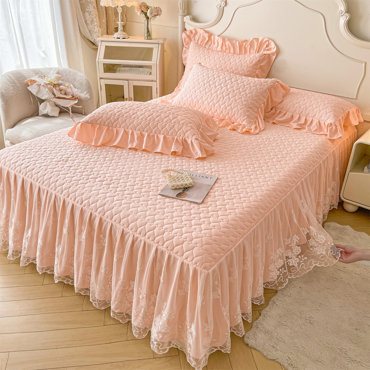 91家纺网 家纺一手货源 找家纺 好儿喜家纺 2025新款A类水洗棉床裙三件套-心语系列 心语-浅粉