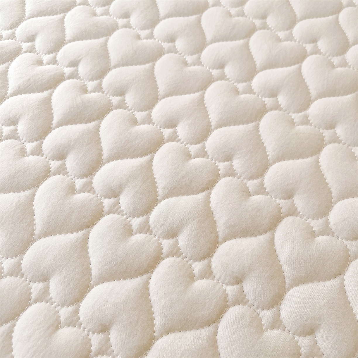 91家纺网 家纺一手货源 找家纺 好儿喜家纺 2025新款A类水洗棉床裙三件套-心语系列 心语-奶白