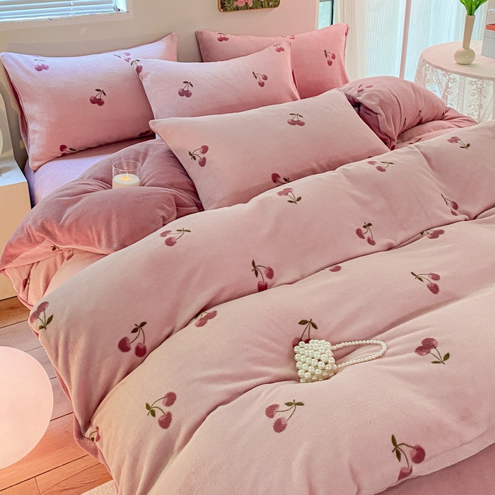 91家纺网 家纺一手货源 找家纺 斯卡诺家纺 2025小清新加厚高克重牛奶绒四件套网红直播爆款 樱桃