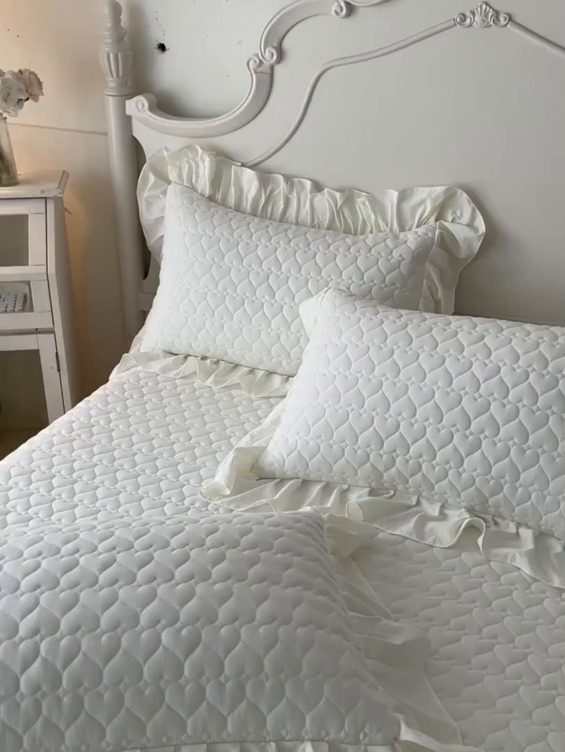 91家纺网 家纺一手货源 找家纺 好儿喜家纺 2025新款A类水洗棉床裙三件套-心语系列 心语-奶白