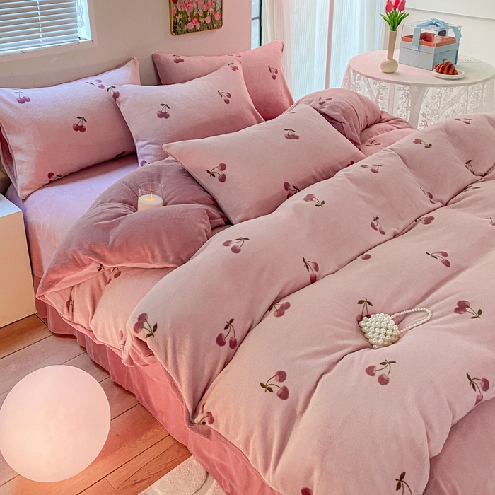 91家纺网 家纺一手货源 找家纺 斯卡诺家纺 2025小清新加厚高克重牛奶绒四件套网红直播爆款 樱桃