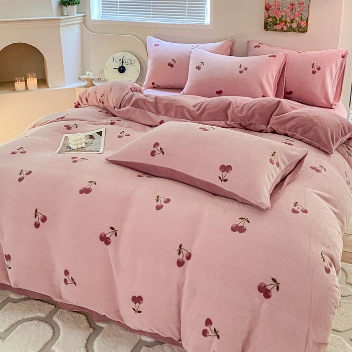 91家纺网 家纺一手货源 找家纺 斯卡诺家纺 2025小清新加厚高克重牛奶绒四件套网红直播爆款 樱桃