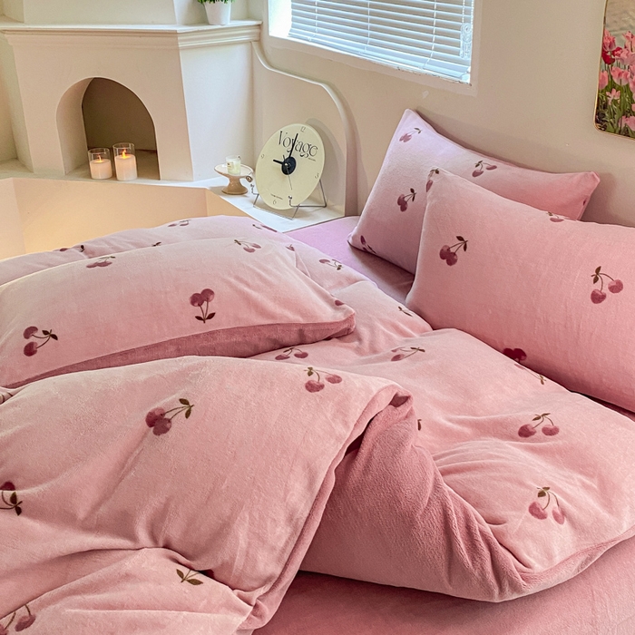 91家纺网 家纺一手货源 找家纺 斯卡诺家纺 2025小清新加厚高克重牛奶绒四件套网红直播爆款 樱桃