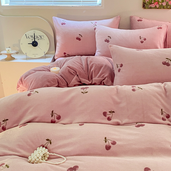 91家纺网 家纺一手货源 找家纺 斯卡诺家纺 2025小清新加厚高克重牛奶绒四件套网红直播爆款 樱桃