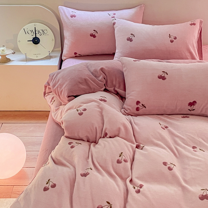 91家纺网 家纺一手货源 找家纺 斯卡诺家纺 2025小清新加厚高克重牛奶绒四件套网红直播爆款 樱桃