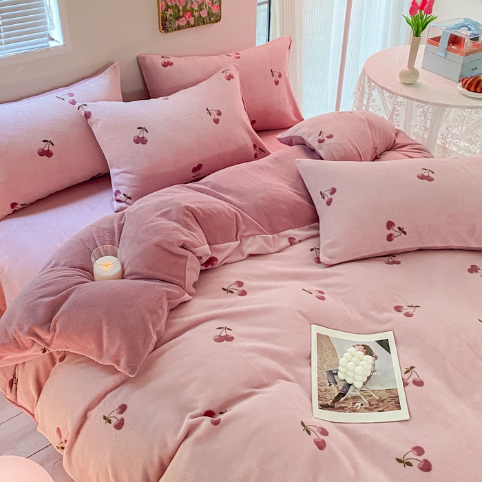 91家纺网 家纺一手货源 找家纺 斯卡诺家纺 2025小清新加厚高克重牛奶绒四件套网红直播爆款 樱桃