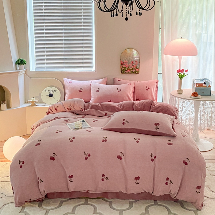 91家纺网 家纺一手货源 找家纺 斯卡诺家纺 2025小清新加厚高克重牛奶绒四件套网红直播爆款 樱桃