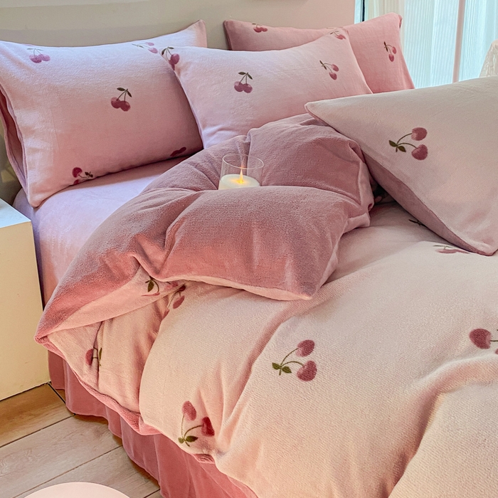 91家纺网 家纺一手货源 找家纺 斯卡诺家纺 2025小清新加厚高克重牛奶绒四件套网红直播爆款 樱桃