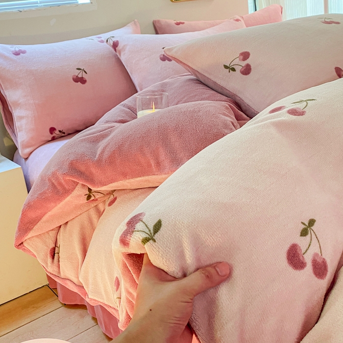 91家纺网 家纺一手货源 找家纺 斯卡诺家纺 2025小清新加厚高克重牛奶绒四件套网红直播爆款 樱桃