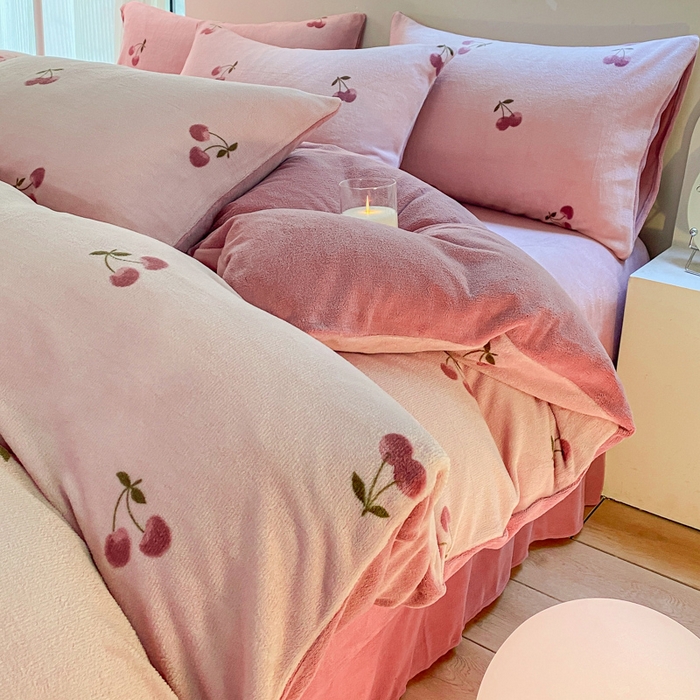 91家纺网 家纺一手货源 找家纺 斯卡诺家纺 2025小清新加厚高克重牛奶绒四件套网红直播爆款 樱桃