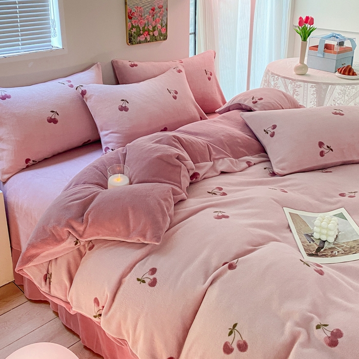 91家纺网 家纺一手货源 找家纺 斯卡诺家纺 2025小清新加厚高克重牛奶绒四件套网红直播爆款 樱桃