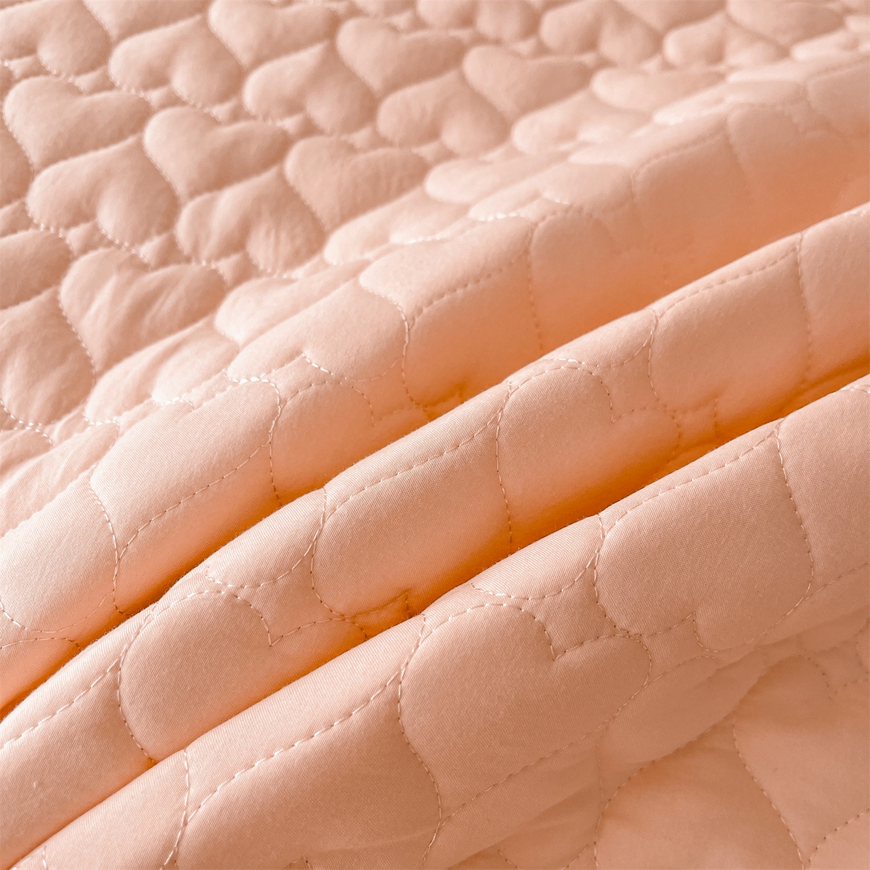 91家纺网 家纺一手货源 找家纺 好儿喜家纺 2025新款A类水洗棉床裙三件套-心语系列 心语-浅粉