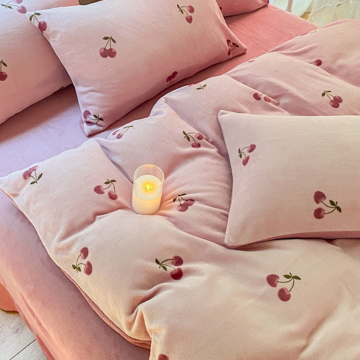 91家纺网 家纺一手货源 找家纺 斯卡诺家纺 2025小清新加厚高克重牛奶绒四件套网红直播爆款 樱桃