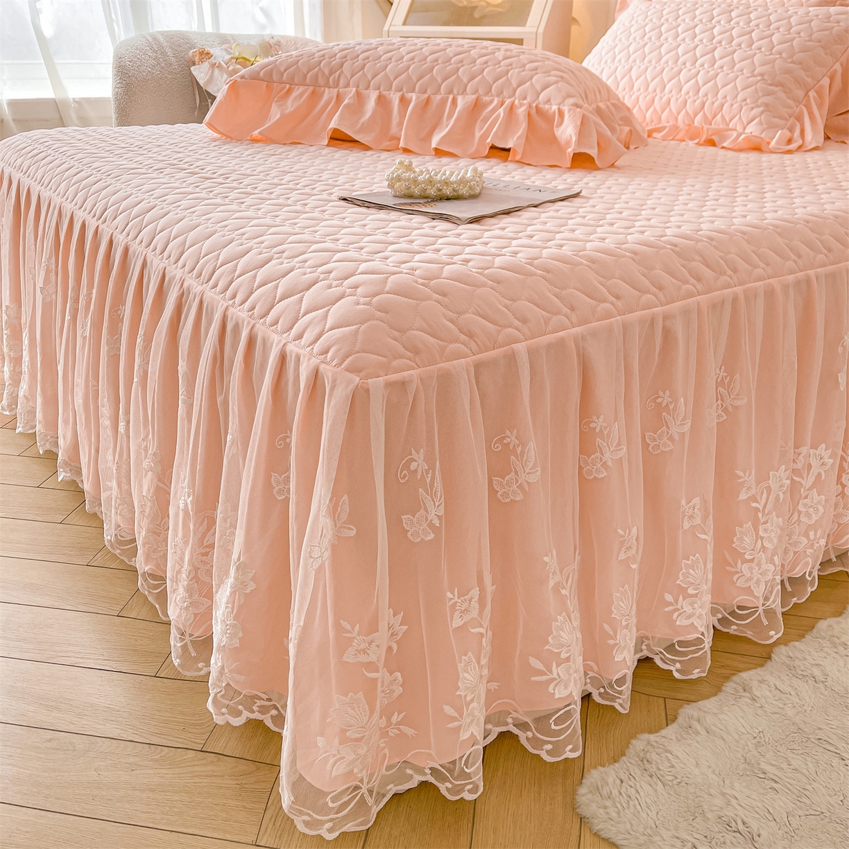 91家纺网 家纺一手货源 找家纺 好儿喜家纺 2025新款A类水洗棉床裙三件套-心语系列 心语-浅粉