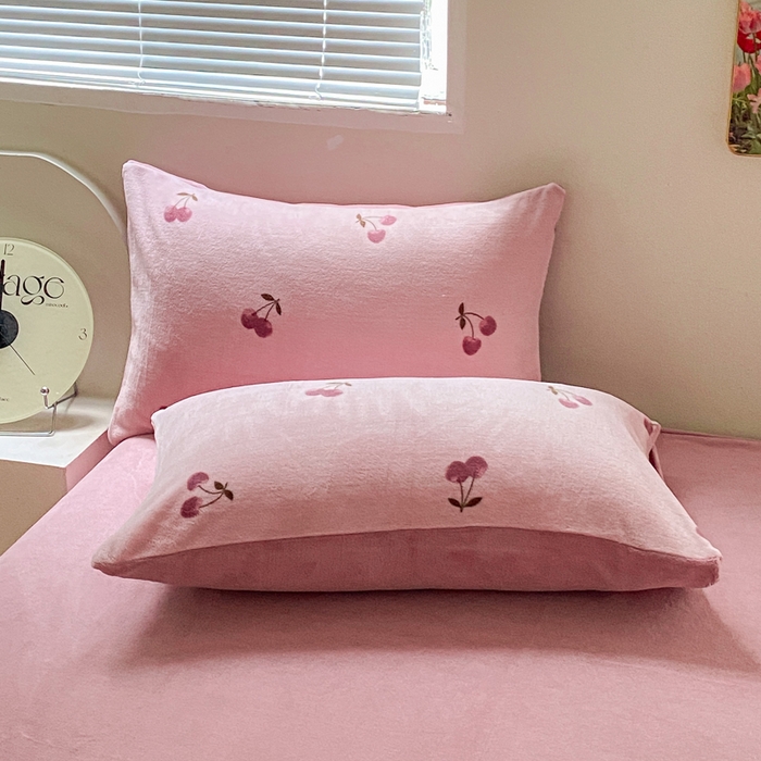 91家纺网 家纺一手货源 找家纺 斯卡诺家纺 2025小清新加厚高克重牛奶绒四件套网红直播爆款 樱桃