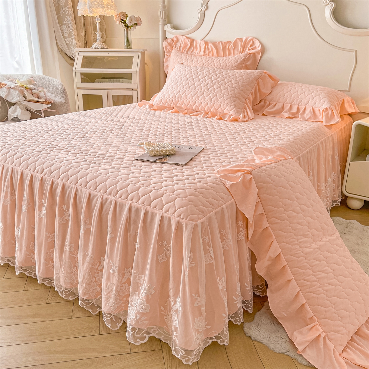 91家纺网 家纺一手货源 找家纺 好儿喜家纺 2025新款A类水洗棉床裙三件套-心语系列 心语-浅粉