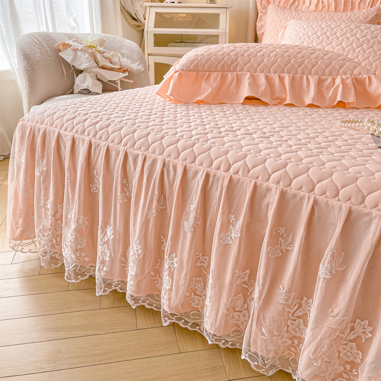 91家纺网 家纺一手货源 找家纺 好儿喜家纺 2025新款A类水洗棉床裙三件套-心语系列 心语-浅粉