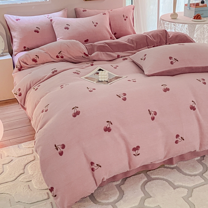 91家纺网 家纺一手货源 找家纺 斯卡诺家纺 2025小清新加厚高克重牛奶绒四件套网红直播爆款 樱桃